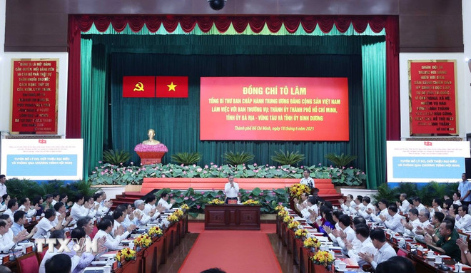 Tổng Bí thư Tô Lâm chủ trì buổi làm việc. (Ảnh: Thống Nhất/TTXVN) ttxvn-tong-bi-thu-lam-viec-voi-ban-thuong-vu-thanh-uy-tp-ho-chi-minh-tinh-uy-ba-ria-vung-tau-binh-duong-1806-3.jpg