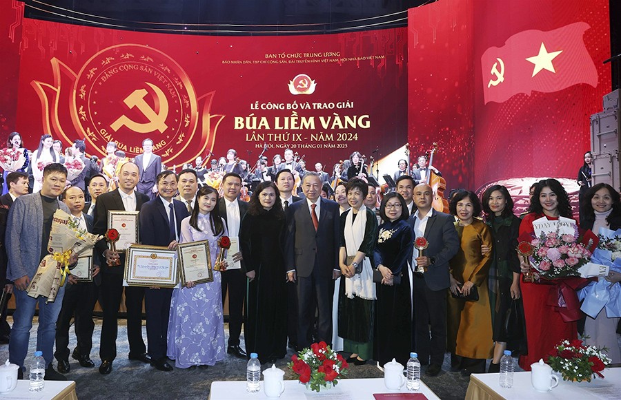 Phát biểu tại lễ trao giải Báo chí toàn quốc về xây dựng Đảng, mang tên “Búa liềm vàng” lần thứ IX - năm 2024 vào tháng 1-2025, Tổng Bí thư Tô Lâm nêu rõ: Trong kỷ nguyên mới đòi hỏi báo chí phải phát triển tương xứng, vươn mình cùng dân tộc. Ảnh: TTXVN vna_potal_le_cong_bo_va_trao_giai_bao_chi_toan_quoc_ve_xay_dung_dang_giai_bua_liem_vang_lan_thu_ix_-_nam_2024_7818070 (1).jpg