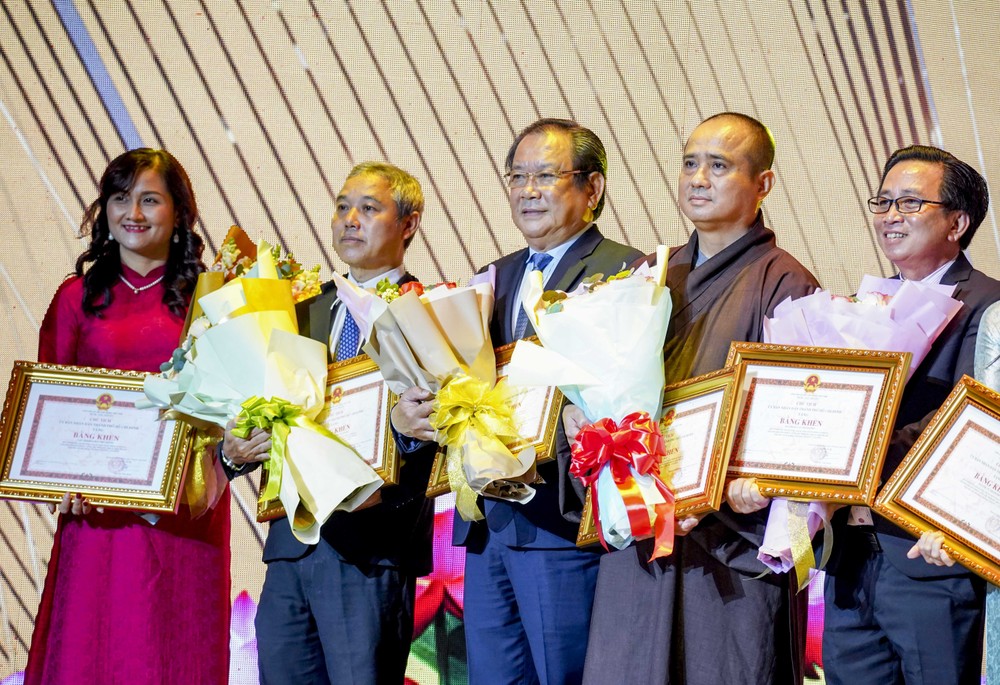 លោក Mai Ngoc Phuoc និពន្ធនាយកនៃកាសែតច្បាប់ទីក្រុងហូជីមិញ (ទីបីពីឆ្វេង) តំណាងឱ្យកាសែតច្បាប់ទីក្រុងហូជីមិញ បានទទួលប័ណ្ណសរសើរពីគណៈកម្មាធិការប្រជាជនទីក្រុងហូជីមិញ ចំពោះស្នាដៃឆ្នើមក្នុងការផ្សព្វផ្សាយកិច្ចការនយោបាយ រួមចំណែកអភិវឌ្ឍន៍សេដ្ឋកិច្ចសង្គមរបស់ទីក្រុងហូជីមិញ។ Báo chí TP- Trao giải báo chí (1).jpg