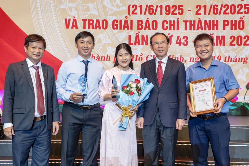 លេខាគណៈកម្មាធិការបក្សទីក្រុងហូជីមិញ លោក Nguyen Van Nen (ទីពីរពីស្តាំ) អនុប្រធានសមាគមអ្នកកាសែតវៀតណាម Tran Trong Dung (គម្របឆ្វេង) បានអបអរសាទរក្រុមអ្នកនិពន្ធនៃកាសែតច្បាប់ទីក្រុងហូជីមិញ ដែលបានឈ្នះពានរង្វាន់សារព័ត៌មានទីក្រុងហូជីមិញលើកទី ៤៣ ក្នុងឆ្នាំ ២០២៥។ Báo chí TP- Trao giải báo chí (2).jpg