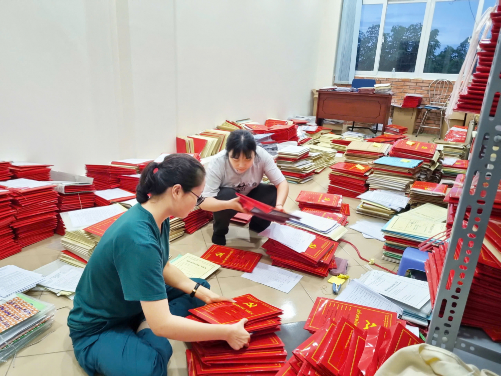 Cán bộ UBND, Huyện ủy huyện Nhà Bè làm việc xuyên đêm để kịp bàn giao tài liệu cần thiết, đầy đủ cho bộ máy mới