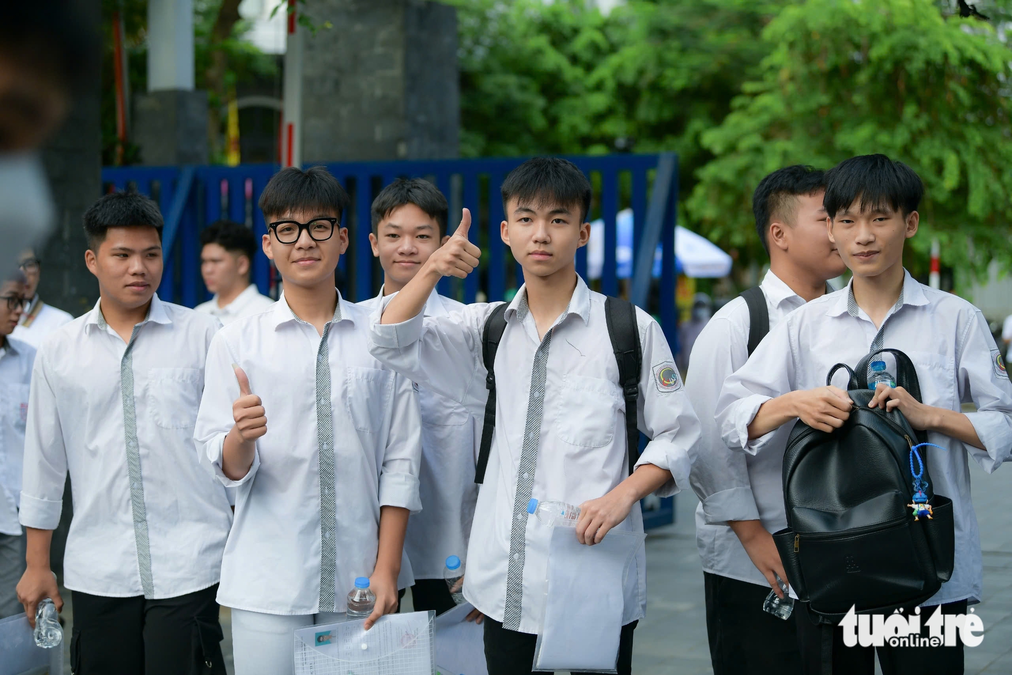 Sáng nay, sĩ tử thi môn văn kỳ thi tốt nghiệp THPT 2025 - Ảnh 10. thi tốt nghiệp - Ảnh 11.