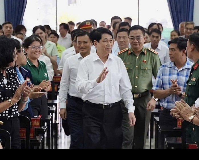 Chủ tịch nước tiếp xúc cử tri huyện Hóc Môn và Củ Chi - Ảnh 1.
