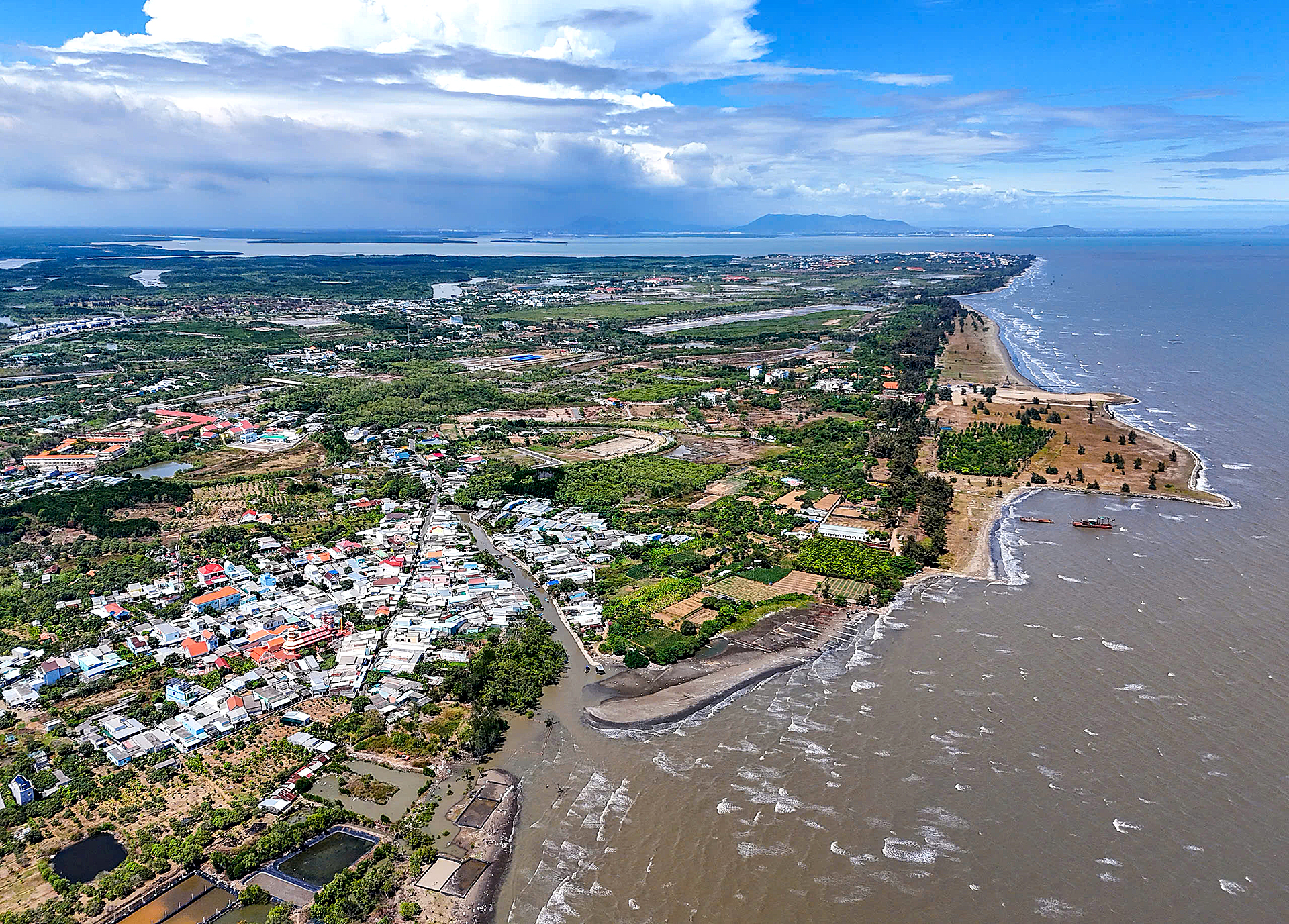 ប្រធានគណៈកម្មាធិការប្រជាជនទីក្រុងហូជីមិញ លោក Nguyen Van Duoc៖ ទីក្រុងហូជីមិញ - ទីក្រុងដែលអាចរស់រានមានជីវិតកើនឡើងក្នុងយុគសម័យថ្មី - រូបថត ១១. Chủ tịch UBND TP.HCM Nguyễn Văn Được: TP.HCM - thành phố đáng sống, vươn mình trong kỷ nguyên mới - Ảnh 11.