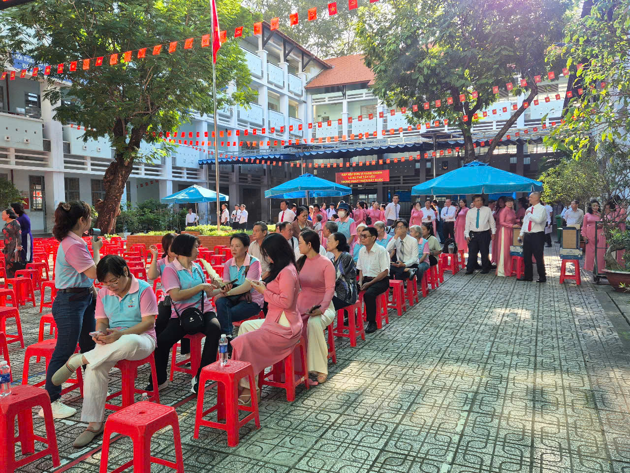 Cảm xúc đặc biệt của người dân TP HCM trong ngày trọng đại- Ảnh 5. Cảm xúc đặc biệt của người dân TP HCM trong ngày trọng đại - Ảnh 6.