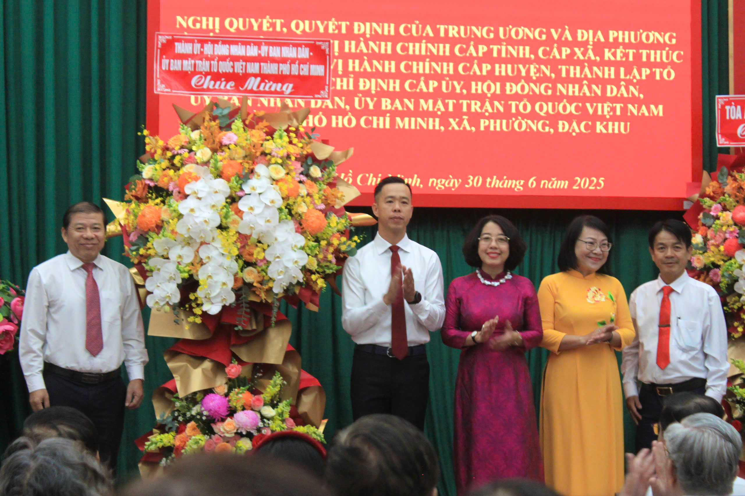 Cảm xúc đặc biệt của người dân TP HCM trong ngày trọng đại- Ảnh 6. Cảm xúc đặc biệt của người dân TP HCM trong ngày trọng đại - Ảnh 7.