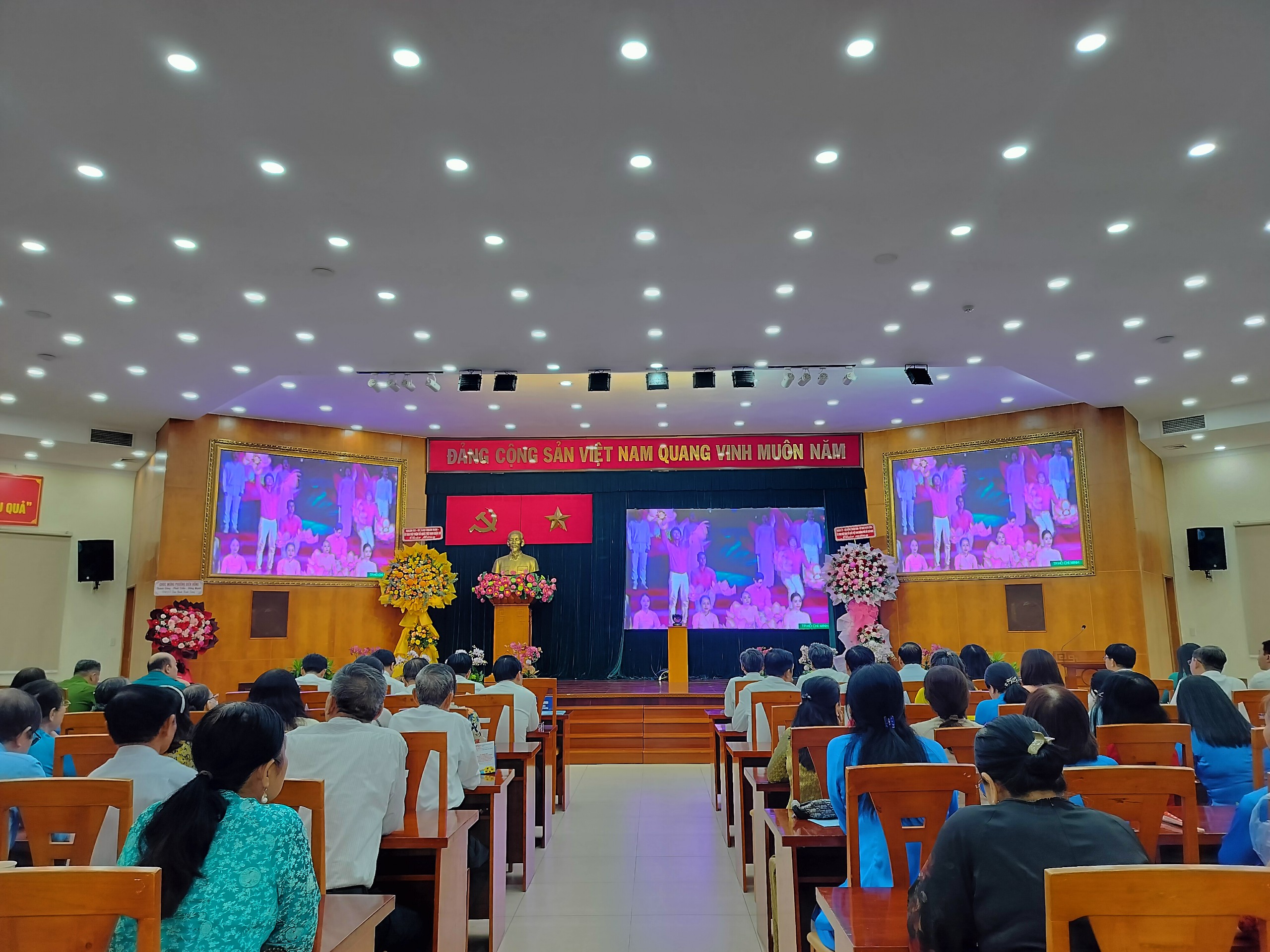 Cảm xúc đặc biệt của người dân TP HCM trong ngày trọng đại- Ảnh 1. Cảm xúc đặc biệt của người dân TP HCM trong ngày trọng đại - Ảnh 1.