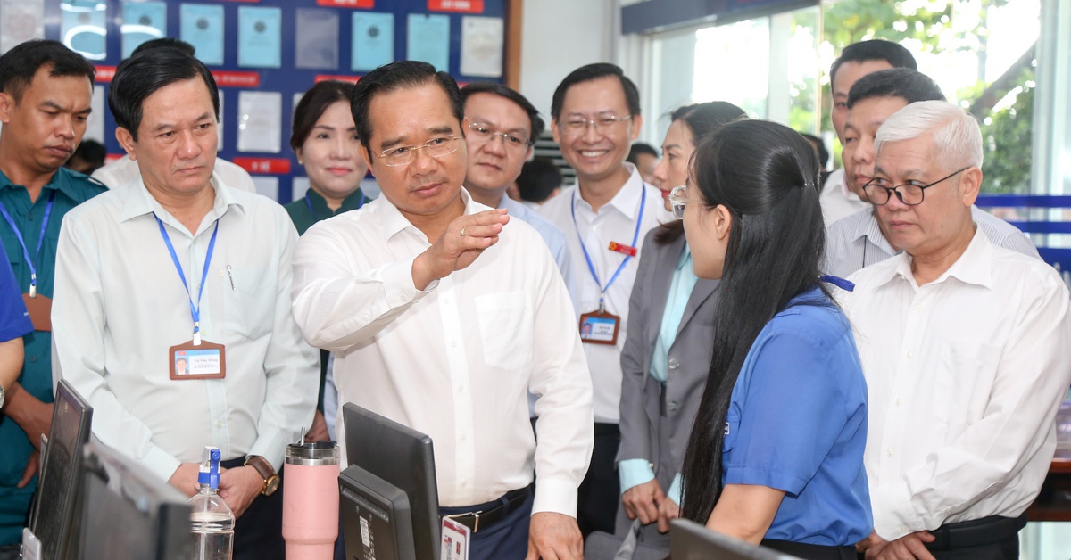 Chủ tịch UBND TP.HCM Nguyễn Văn Được khảo sát giờ làm việc đầu tiên của phường Dĩ An