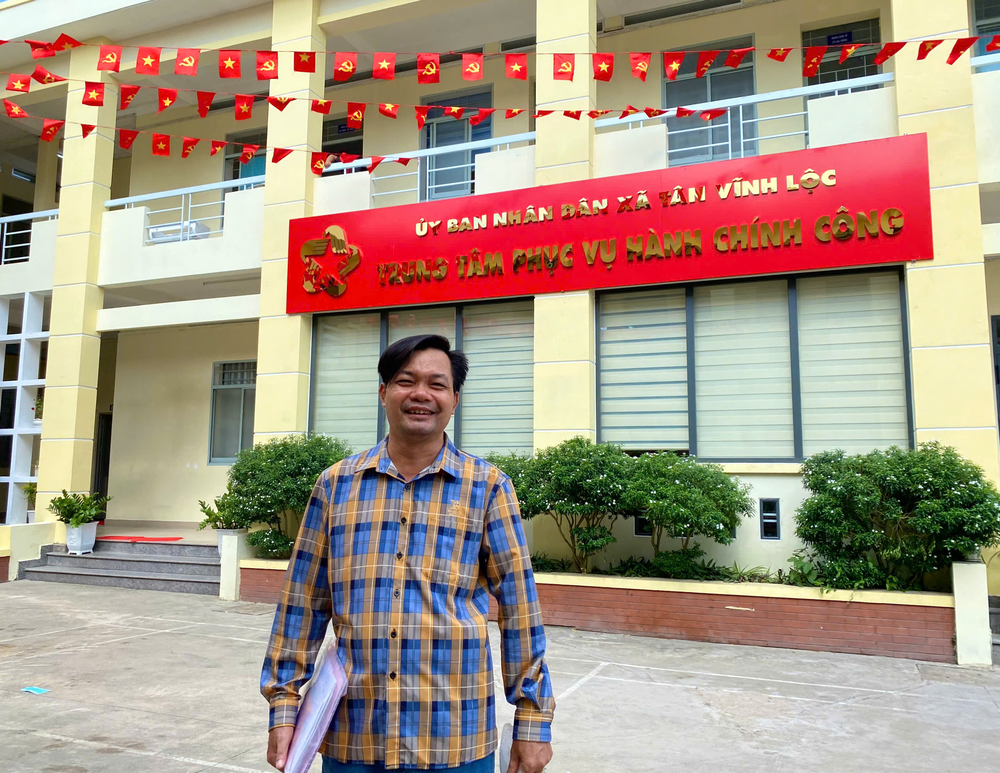 Mr. Vinh (former resident of Vinh Loc B) said that before he had to travel 20km to the district but now he only needs to go to the ward to do the procedures. Photo: TRAN LINH nguoi-dan.png