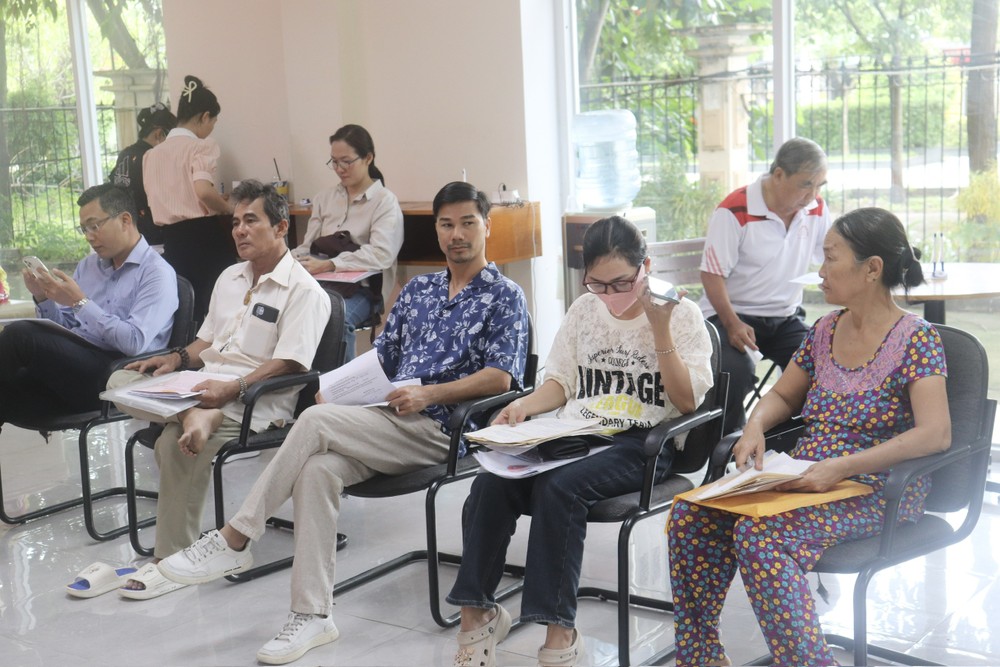 Người dân chờ làm thủ tục hành chính