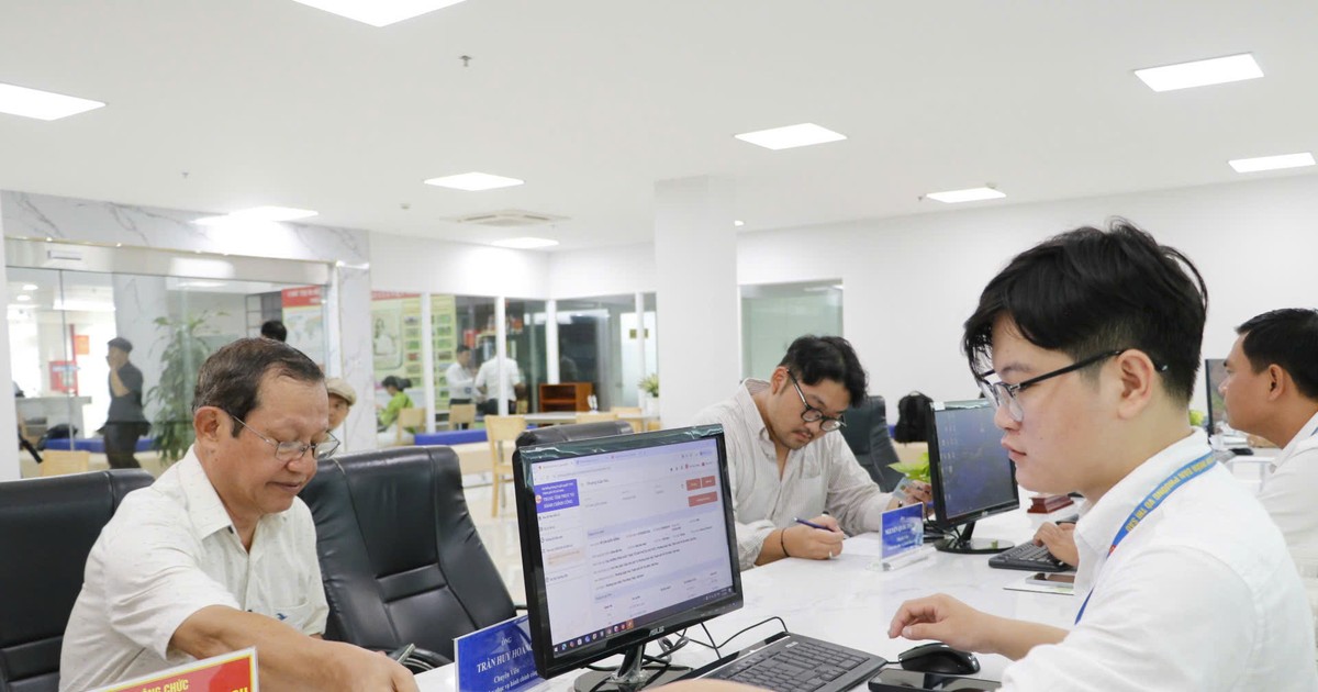 Trang bị robot, bánh, nước miễn phí phục vụ người dân