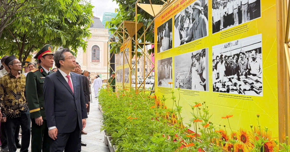 Dâng hương, khai mạc triển lãm ảnh tưởng nhớ cố Tổng Bí thư Nguyễn Văn Linh