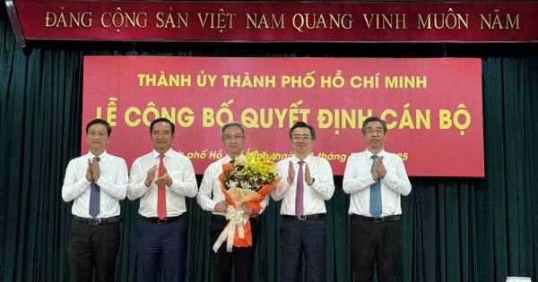 Thành ủy TP HCM mới công bố và trao nhiều quyết định cán bộ chủ chốt