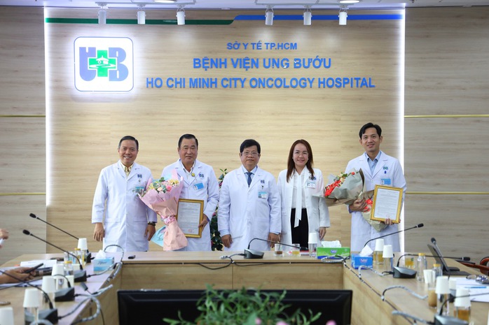 2 bác sĩ Bệnh viện Ung bướu được khen thưởng - Ảnh 2.