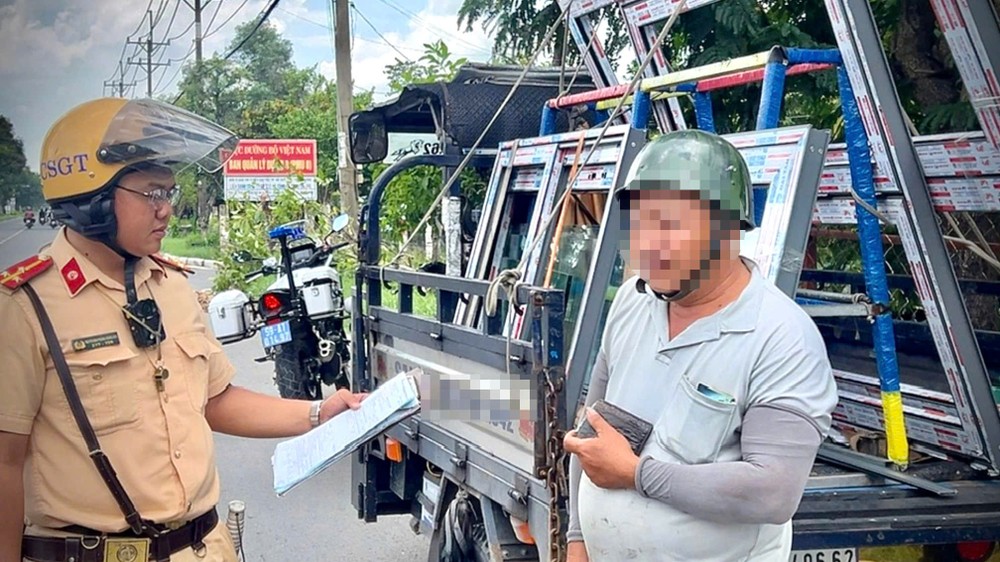 CSGT TP.HCM tăng cường xử lý các phương tiện chở hàng hoá cồng kềnh, quá khổ. Ảnh: CA CSGT TP.HCM tăng cường xử lý các phương tiện chở hàng hoá cồng kềnh, quá khổ