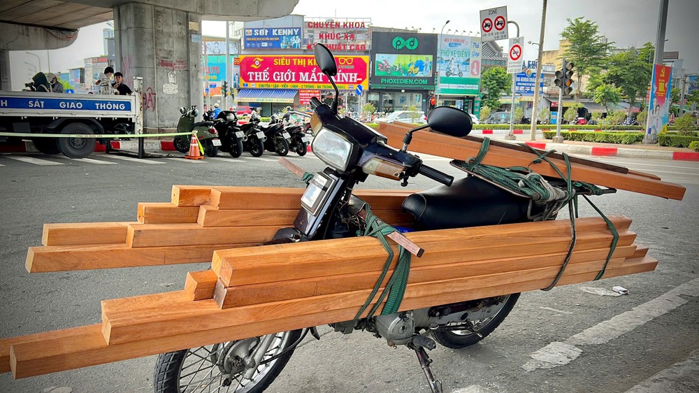 Một phương tiện bị CSGT thổi phạt vì lỗi chở hàng hóa cồng kềnh. Ảnh: PHẠM HẢI csgt-tp-hcm-tang-cuong-xu-ly-cac-phuong-tien-cho-hang-hoa-cong-kenh-qua-kho (2).jpg