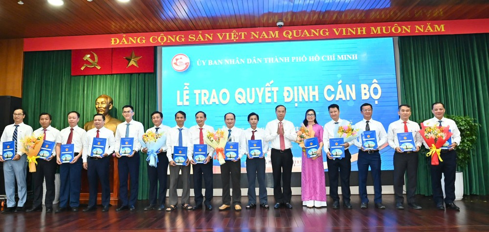 Đồng chí Nguyễn Văn Thọ trao quyết định đến các cá nhân. Ảnh: VIỆT DŨNG z6766366168207_b4b1247fbeb3b428849c79e4c15aee5f.jpg