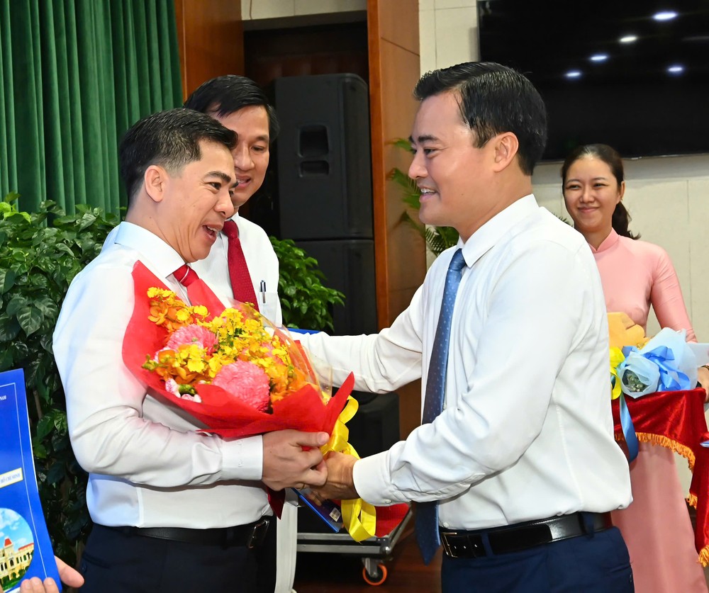 Đồng chí Bùi Xuân Cường trao quyết định đến các cá nhân. Ảnh: VIỆT DŨNG z6766366188690_cb014d631aa94165d8ca6924854b9f5d.jpg