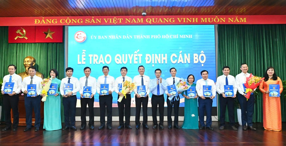 Đồng chí Nguyễn Văn Dũng trao quyết định đến các cá nhân. Ảnh: VIỆT DŨNG z6766366196791_bd55bdda56fc25350d84fad1c50e15ce.jpg