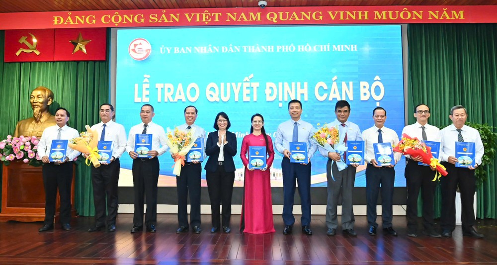Đồng chí Trần Thị Diệu Thúy trao quyết định đến các cá nhân. Ảnh: VIỆT DŨNG z6766366222818_75c533b4493fdbef78797b67c262108c.jpg