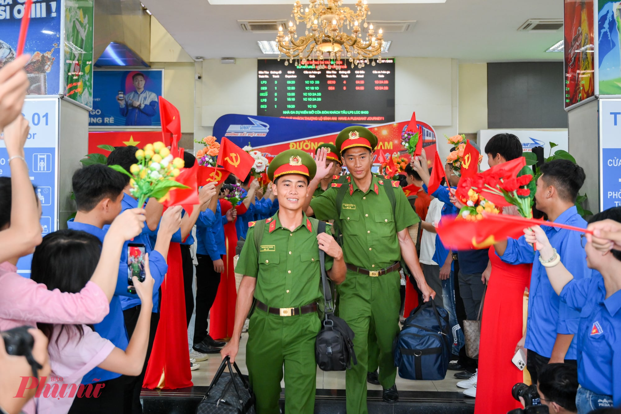 trong sự chào đón nồng nhiệt của người dân thủ đô và các đồng đội.