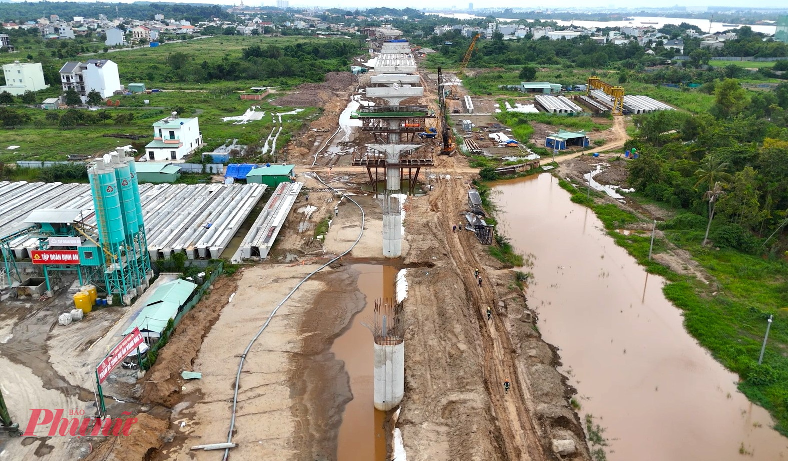 uyến Vành đai 3 toàn tuyến dài khoảng 76,3 km, đi qua các địa phương gồm TPHCM, Bình Dương (cũ), Đồng Nai và Long An (cũ). Tổng mức đầu tư dự án gần 75.400 tỉ đồng. Tuyến Vành đai 3 toàn tuyến dài khoảng 76,3 km, đi qua các địa phương gồm TPHCM, Bình Dương (cũ), Đồng Nai và Long An (cũ). Tổng mức đầu tư dự án gần 75.400 tỉ đồng, được đầu tư từ ngân sách nhà nước Theo kế hoạch, đến ngày 31/12/2025, sẽ thông xe kỹ thuật 14,7 km cầu cạn trên địa bàn TP.Thủ Đức và 32,6 km đường cao tốc qua các huyện Hóc Môn, Củ Chi và Bình Chánh. Toàn bộ Dự án thành phần 1 của đường Vành đai 3 TP.HCM dự kiến hoàn thành và thông xe vào ngày 30/6/2026.