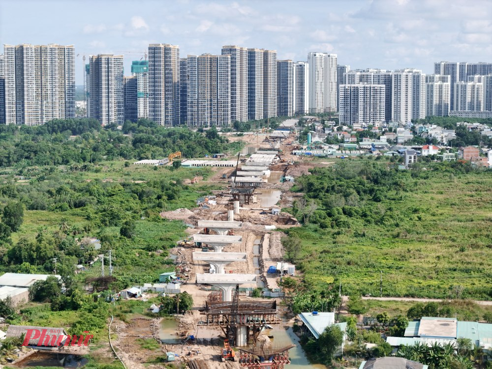 Theo Ban Quản lý dự án Đầu tư xây dựng các công trình giao thông TPHCM (Ban Giao thông), đoạn tuyến vành đai 3 qua TP Thủ Đức và các huyện Củ Chi, Hóc Môn, Bình Chánh (cũ) đang được thi công đồng loạt và sẽ được thông xe cuối tháng 12/2025.