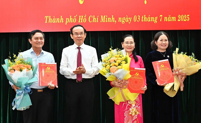 Bí thư Thành ủy TP HCM Nguyễn Văn Nên trao quyết định nghỉ hưu trước tuổi cho các lãnh đạo- Ảnh 1. Bí thư Thành ủy TP HCM Nguyễn Văn Nên trao quyết định nghỉ hưu trước tuổi cho các lãnh đạo- Ảnh 1.