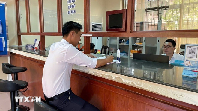 Người dân đặc khu Côn Đảo thực hiện thủ tục hành chính trong ngày đầu vận hành chính quyền 2 cấp. (Ảnh: Hoàng Nhị/TTXVN) ttxvn-thanh-pho-ho-chi-minh-van-hanh-chinh-quyen-dia-phuong-hai-cap-0507-2.jpg