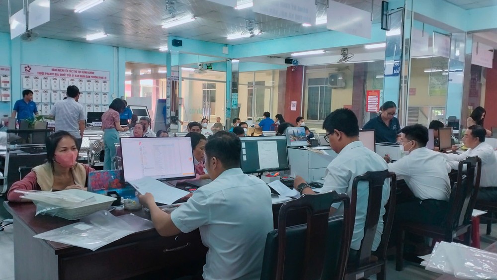 Rất đông người dân đến Trung tâm phục vụ hành chính công phường Phú Lợi để giải quyết thủ tục hành chính. Ảnh: LÊ ÁNH TP.HCM: Cán bộ phường, xã 'vào guồng' với bộ máy mới chính quyền địa phương hai cấp