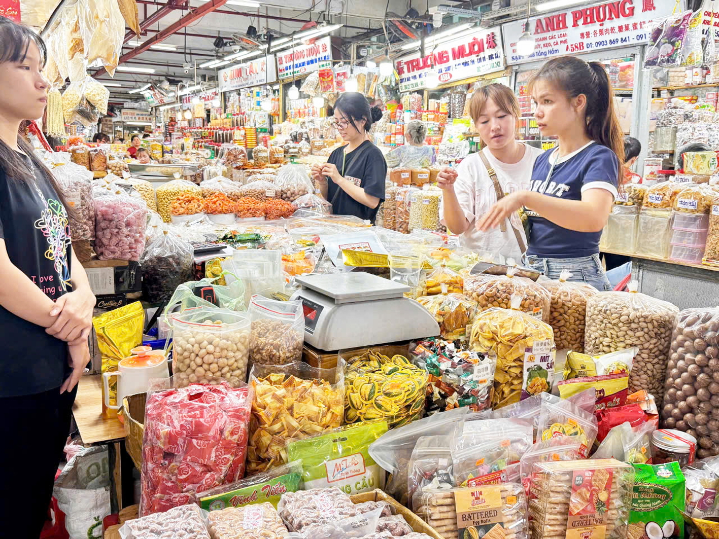 Các loại thực phẩm, nông sản, bánh mứt… nếu muốn bán trên sàn thương mại điện tử phải có đầy đủ giấy chứng nhận, kiểm định chất lượng sản phẩm… - ẢNH: H.LÀI (chụp tại chợ An Đông)
