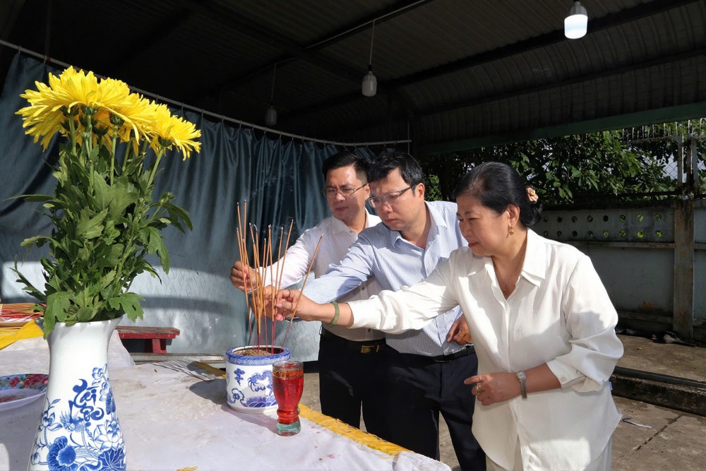 Lãnh đạo các sở, ban, ngành, địa phương viếng các nạn nhân c4d23de4ca947cca2585.jpg