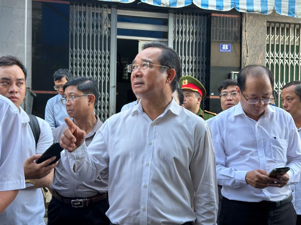 Chủ tịch UBND TPHCM Nguyễn Văn Được trực tiếp đến hiện trường vụ cháy tại cư xá Độc Lập. Ảnh: CTV z6778718145757_57245cc494c738a22e7c990f628aa02f.jpg