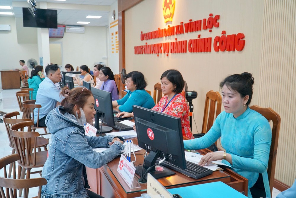 Trung tâm phục vụ hành chính công xã Vĩnh Lộc, TP.HCM bố trí chín quầy tiếp nhận hồ sơ theo từng lĩnh vực chuyên môn; sắp xếp thêm các quầy phục vụ riêng cho lĩnh vực bảo hiểm, tư vấn thuế… Ảnh: BẢO PHƯƠNG tp-hcm-can-bo-phuong-xa-vao-guong-voi-bo-may-moi-chinh-quyen-dia-phuong-hai-cap.jpg