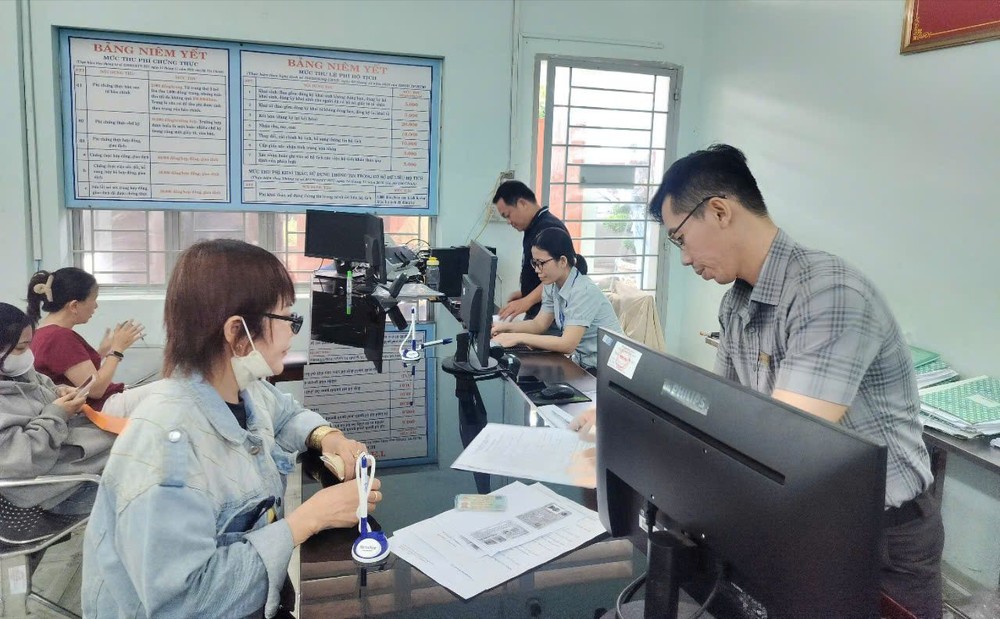 Ảnh: Người dân đến làm thủ tục tại Trung tâm phục vụ hành chính công phường Hiệp Bình. Ảnh: THANH TUYỀN tp-hcm-can-bo-phuong-xa-vao-guong-voi-bo-may-moi-chinh-quyen-dia-phuong-hai-cap-thu-duc.jpg