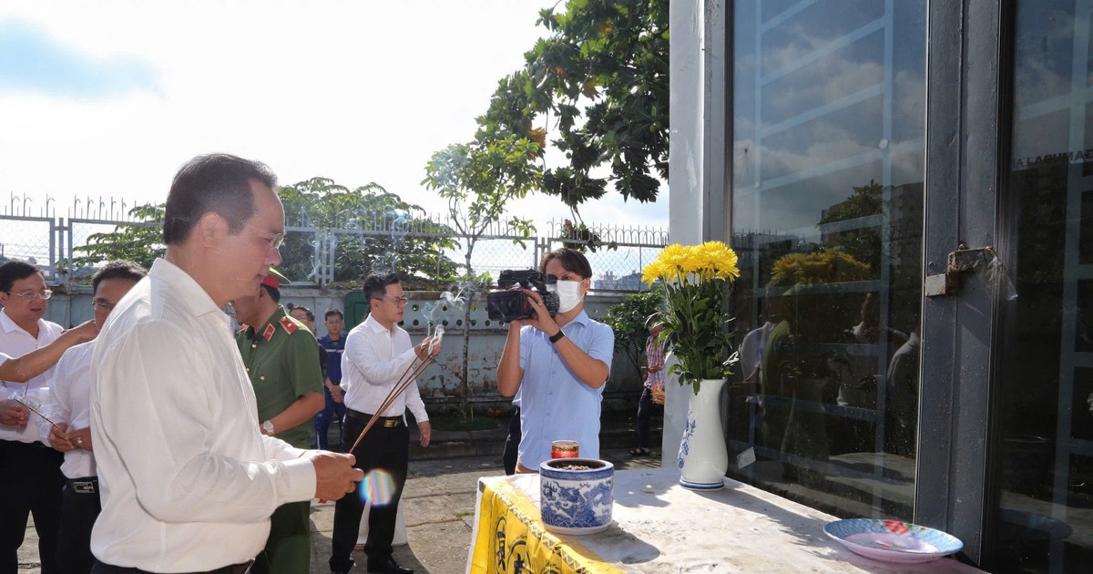 Chủ tịch UBND TPHCM viếng nạn nhân trong vụ cháy cư xá Độc Lập, phường Phú Thọ Hòa