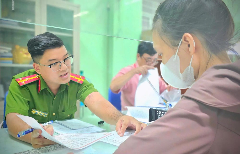 Công an phường Tân Sơn Hòa, TP.HCM hướng dẫn người dân làm các thủ tục hành chính. Ảnh: PHẠM HẢI P2+3-anh-phu-chinh-quyen-hai-cap.jpg