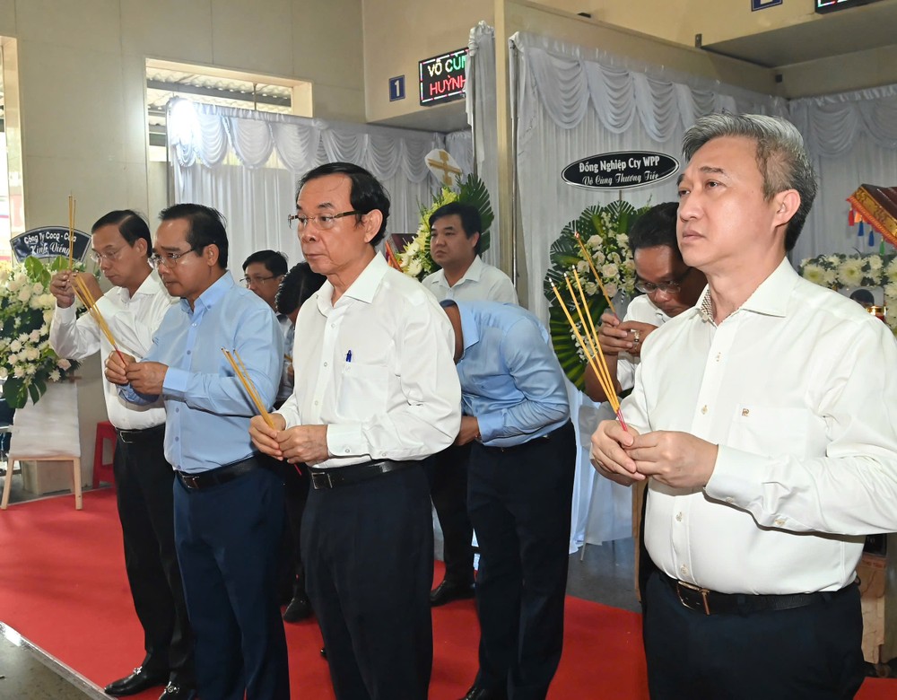 Đồng chí Nguyễn Văn Nên cùng các đồng chí trong đoàn thắp hương, viếng tang các nạn nhân trong vụ cháy. Ảnh: VIỆT DŨNG IMG_7804.jpeg