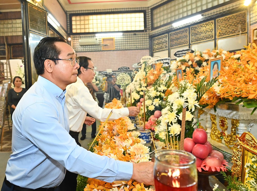Đồng chí Nguyễn Văn Được thắp nén hương, viếng tang các nạn nhân trong vụ cháy. Ảnh: VIỆT DŨNG IMG_7813.jpeg
