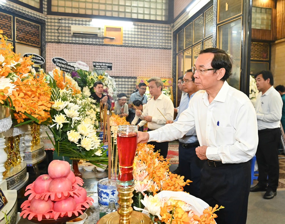 Đồng chí Nguyễn Văn Nên thắp nén hương, viếng tang các nạn nhân trong vụ cháy. Ảnh: VIỆT DŨNG IMG_7814.jpeg