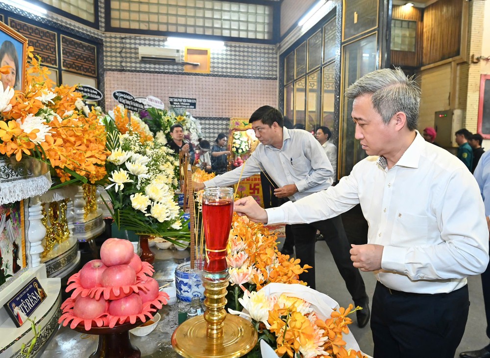Đồng chí Đặng Minh Thông thắp nén hương, viếng tang các nạn nhân trong vụ cháy. Ảnh: VIỆT DŨNG IMG_7818.jpeg