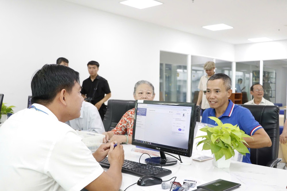 Công chức Trung tâm Phục vụ hành chính công phường Xuân Hòa (TPHCM) giải quyết hồ sơ thủ tục hành chính cho người dân trên cổng dịch vụ công H3a.jpg