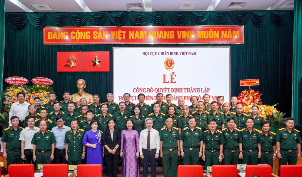 Lãnh đạo TPHCM chụp hình lưu niệm cùng Hội Cựu chiến binh TPHCM tại Lễ công bố Quyết định thành lập Hội Cựu chiến binh TPHCM. Ảnh: CẨM TUYẾT Chụp hình lưu niệm cùng lãnh đạo TPHCM.jpg