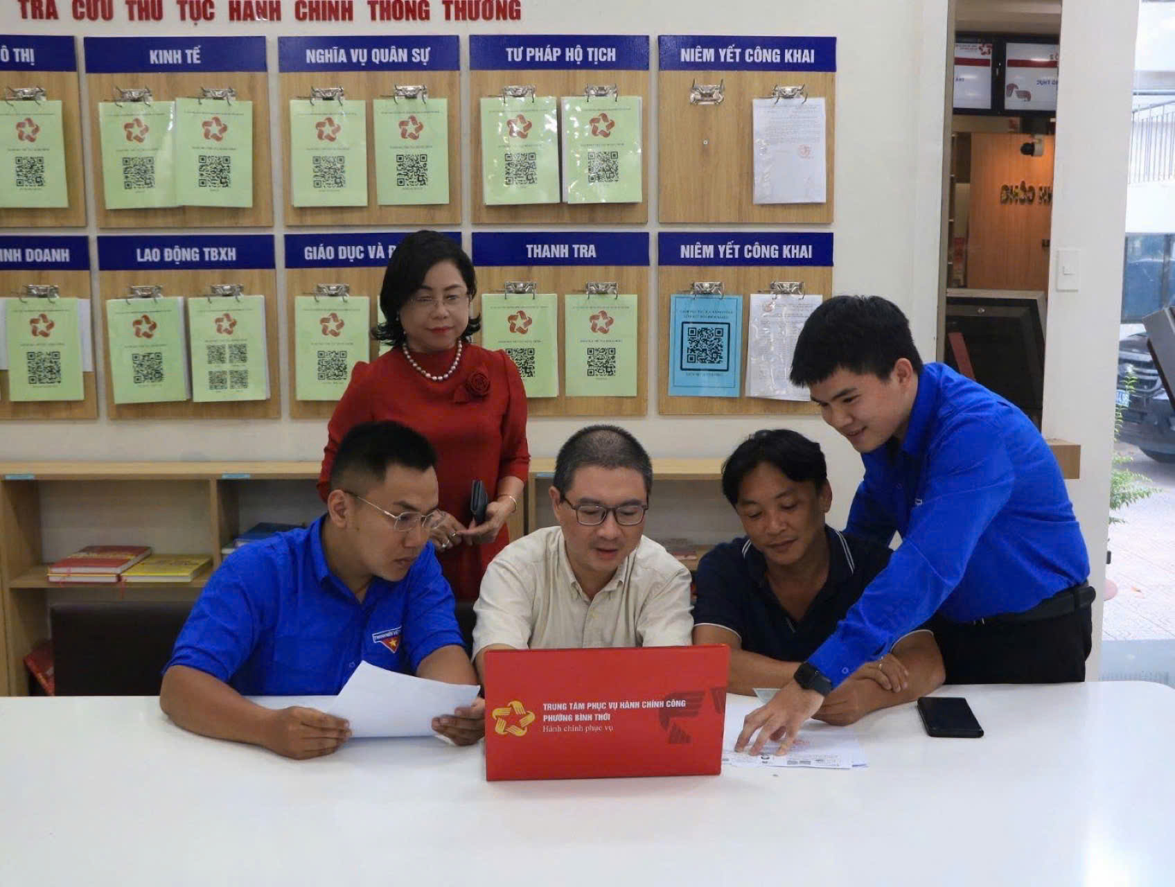 Hỗ trợ người dân tiếp cận dịch vụ công trực tuyến hiệu quả và nhanh chóng - Ảnh 1. Hỗ trợ người dân tiếp cận dịch vụ công trực tuyến hiệu quả và nhanh chóng - Ảnh 1.