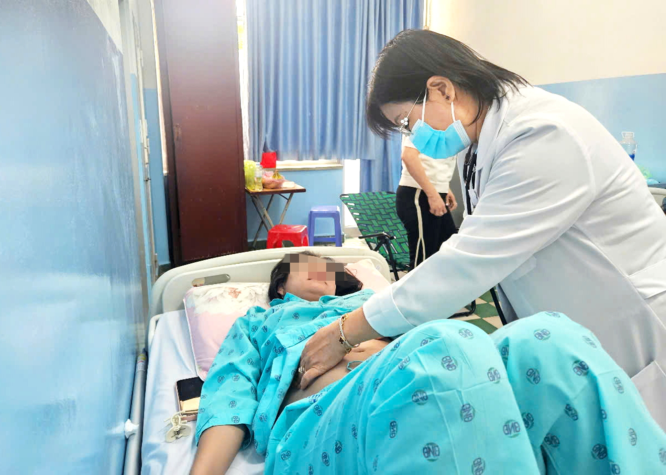 Bác sĩ Nguyễn Thị Cẩm Hường đang thăm khám cho chị T.