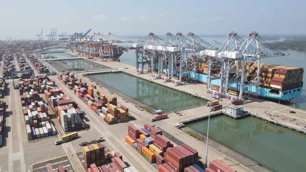 TP.HCM sẽ phát triển chuỗi logistics cảng biển thông minh, tận dụng lợi thế cảng trung chuyển Cần Giờ, tăng cường kết nối vùng và quốc tế. Ảnh minh họa: KN TPHCM: Tập trung phát triển chuỗi logistics cảng biển thông minh