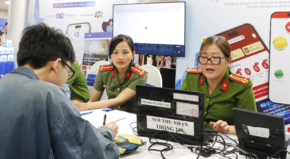 Công an TPHCM hỗ trợ người dân đăng ký VNeID mức độ 2. Ảnh: NGÔ BÌNH K3a.jpg