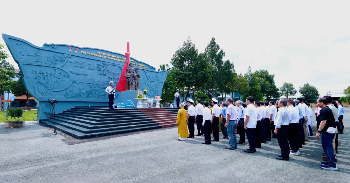 Dâng hương tưởng nhớ anh hùng, liệt sĩ làm nhiệm vụ trên Đoàn tàu không số