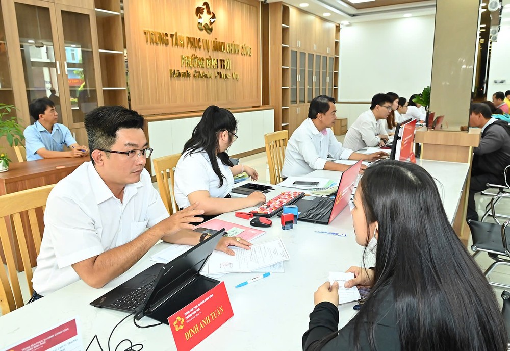 Công chức Trung tâm Phục vụ hành chính công phường Bình Thới (TPHCM) giải quyết hồ sơ cho người dân. Ảnh: VIỆT DŨNG IMG_7431.jpeg
