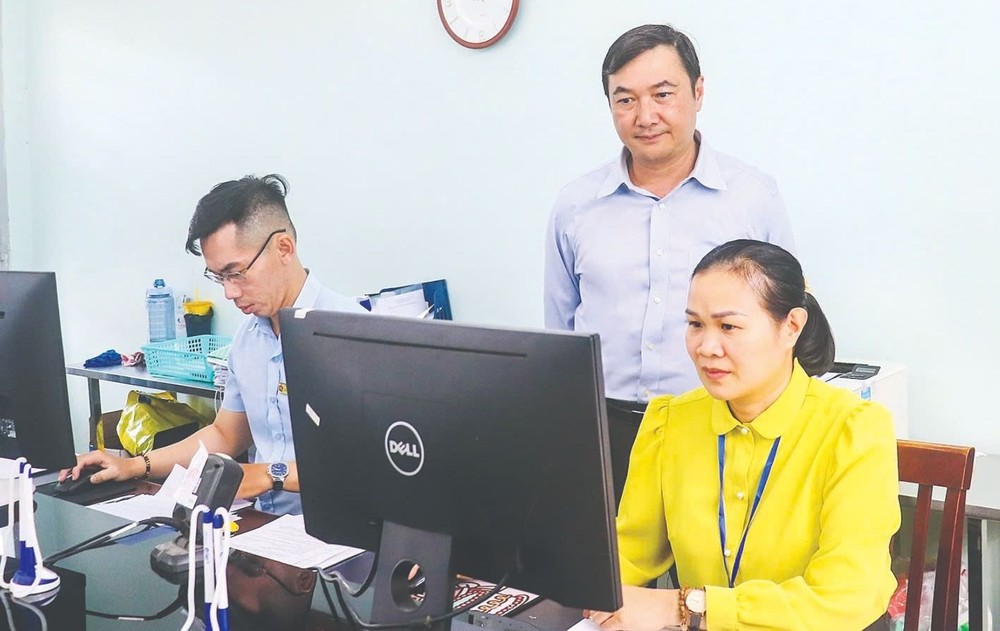 Đồng chí Vũ Anh Tuấn, Bí thư Đảng ủy phường Hiệp Bình (TPHCM), theo sát hoạt động của cán bộ, công chức Trung tâm Phục vụ hành chính công. Ảnh: CẨM TUYẾT IMG_7426.jpeg